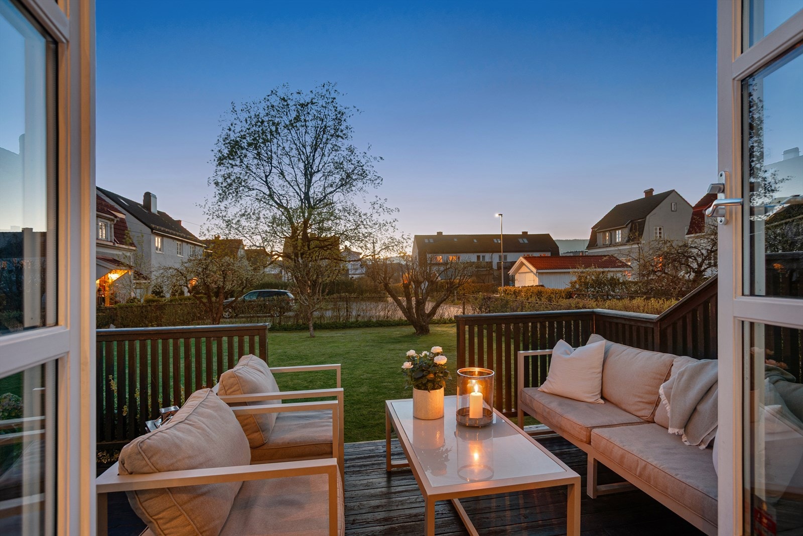 Nydelig terrasse og hage Galleribilde