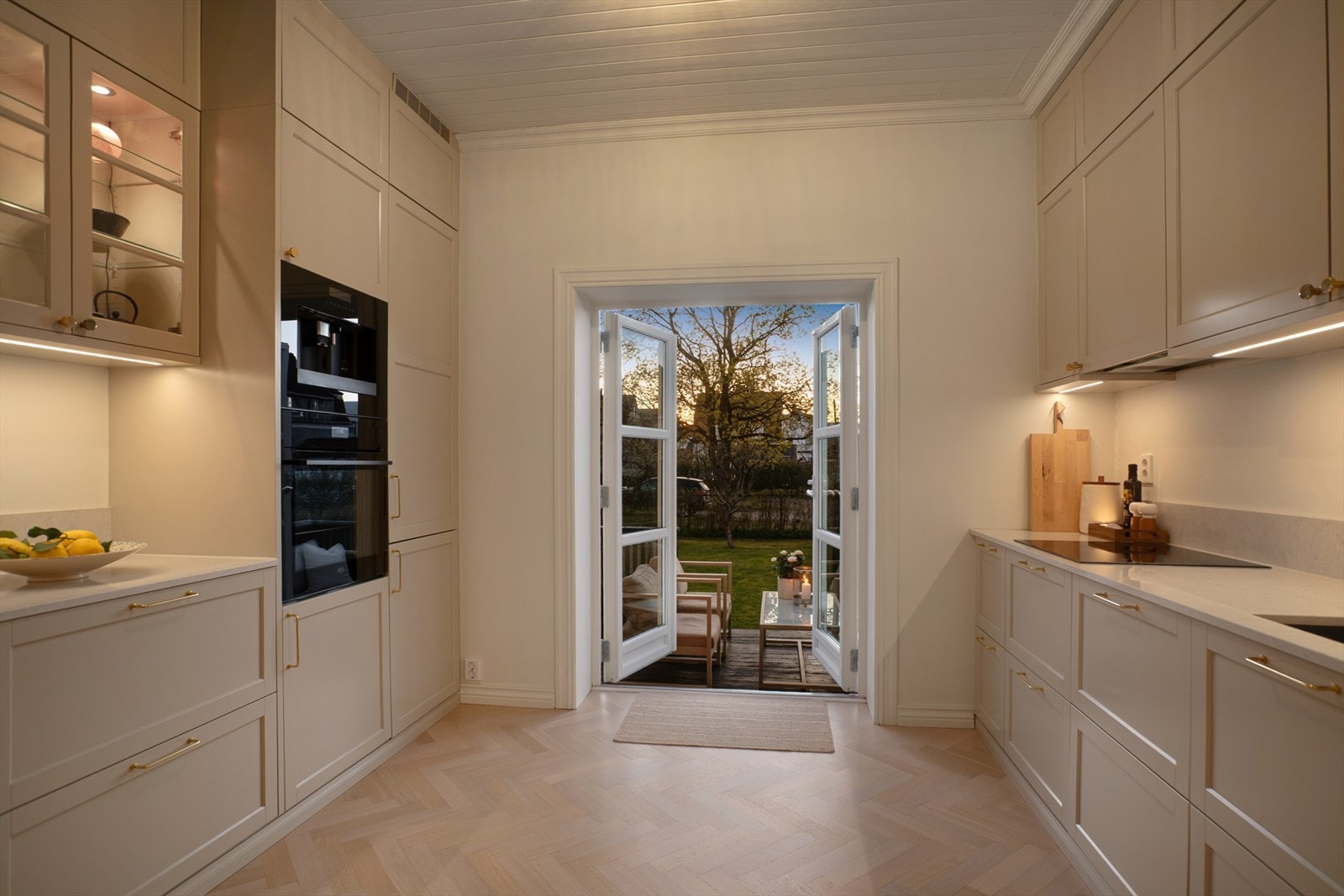 Adkomst til uteplassen via doble terrassedører Galleribilde