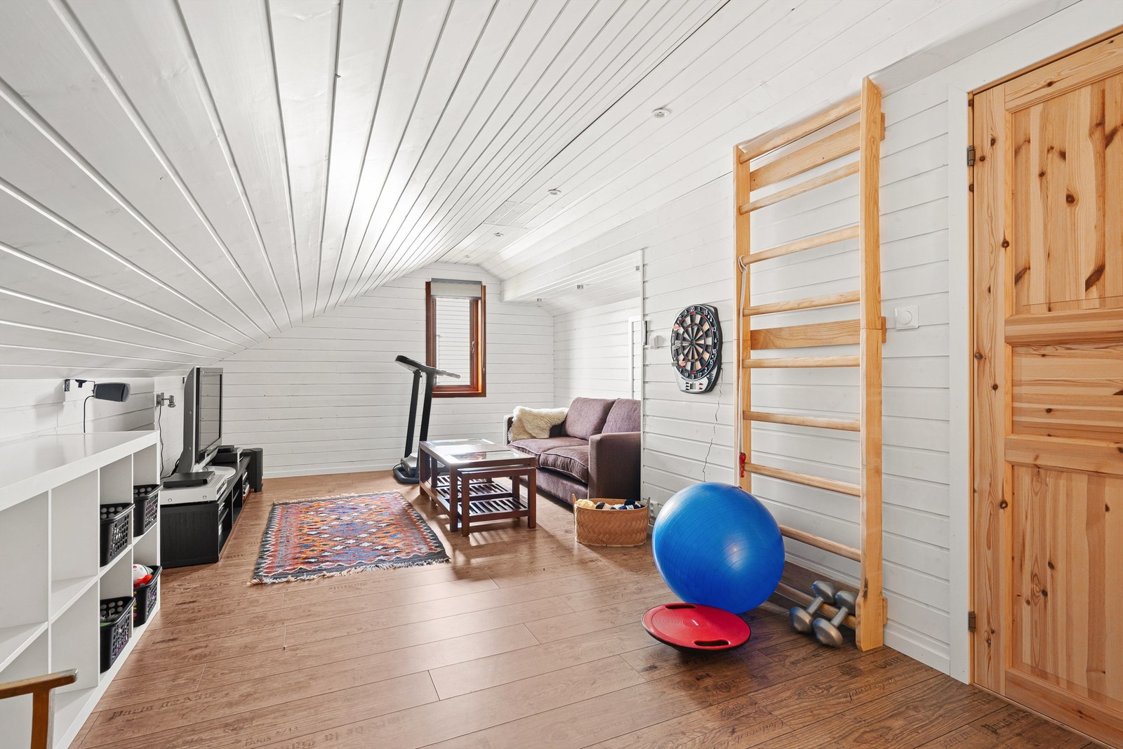 Loftstue med mange bruksområder, ideell som TV-stue, lekerom eller et rolig tilbaketrekk. Rom er ikke omsøkt godkjent for varig opphold. Galleribilde