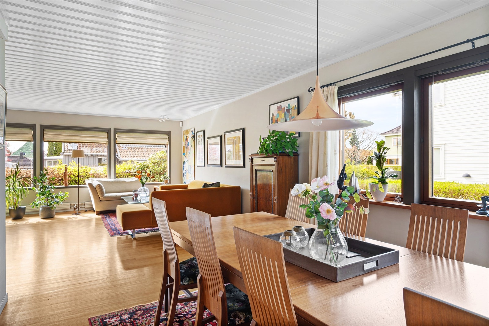 God plass til en stor spisestue, perfekt for koselige middager med familie og venner. Galleribilde