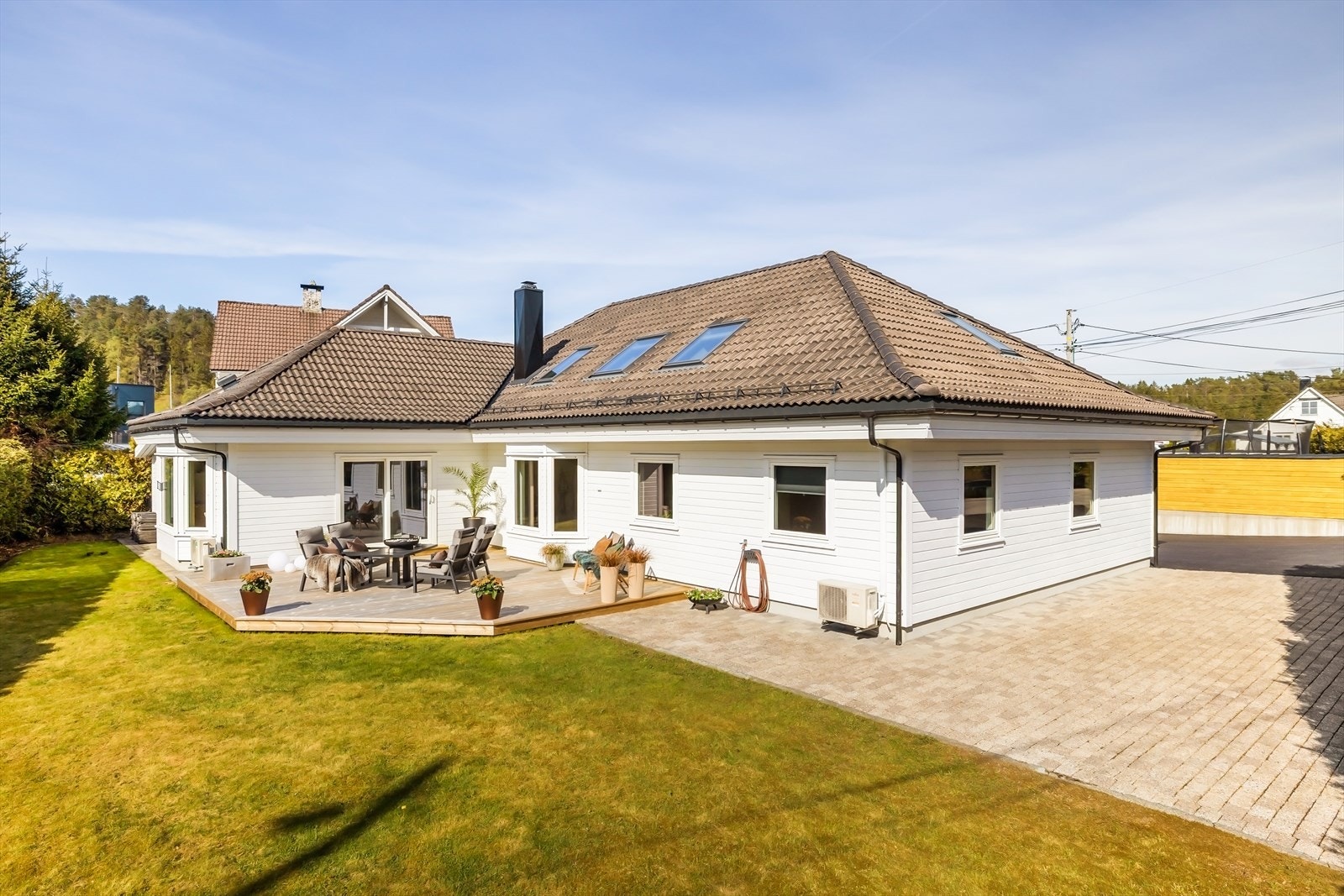 - Tomten er pent opparbeidet med plen, beplantning og belegningsstein - Galleribilde