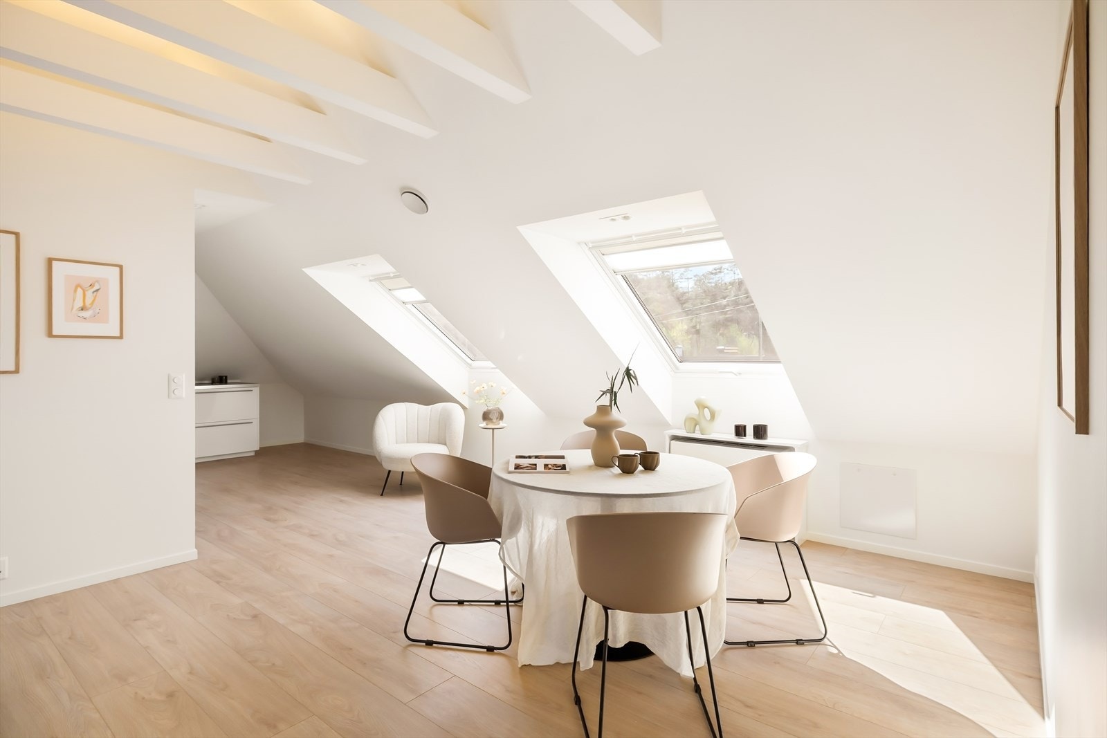 - Utleiedelen har velux-vinduer som sørger for godt med lysinnslipp - Galleribilde
