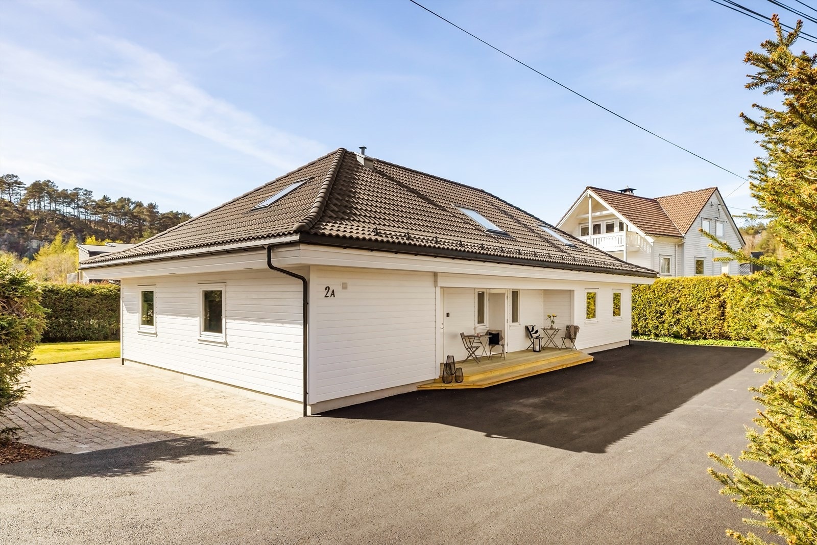 - Nyasfaltert innkjørsel og biloppstillingsplasser rundt huset - Galleribilde