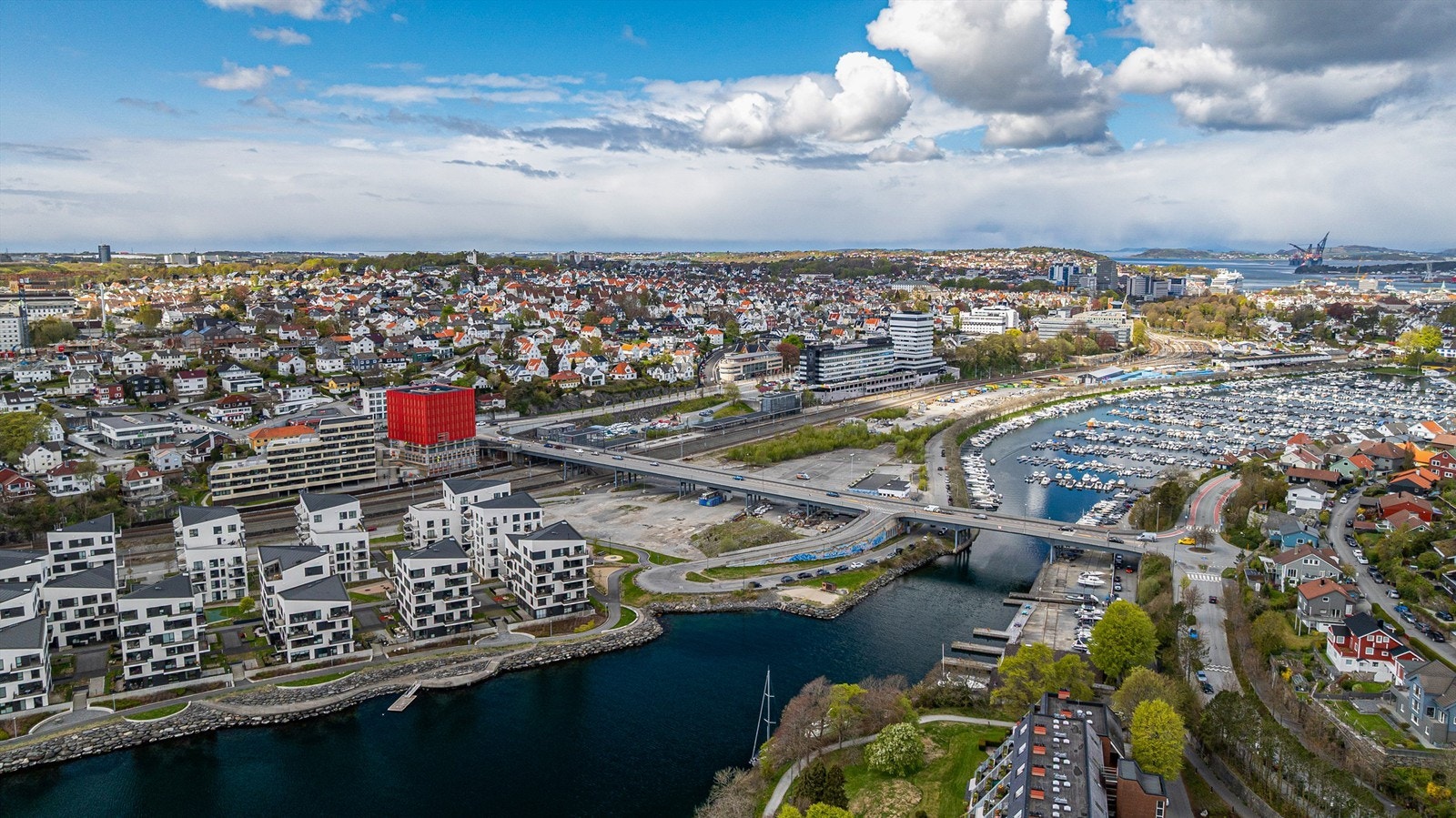 Leiligheten ligger sentralt i Paradis, rett ved Storhaug, Våland og Hillevåg. Fra leiligheten er det kun en kort kjøretur unna både Stavanger sentrum og Mariero, mens det er mulig å spasere inn til Stavanger sentrum. Galleribilde