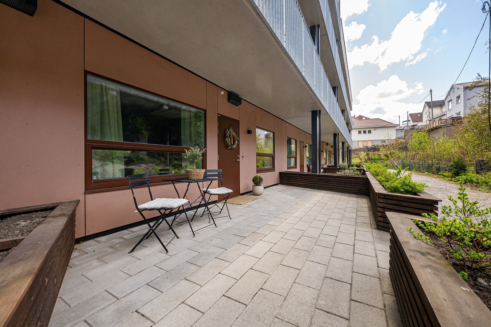 Ved inngangsparti har man en platting mot vest. Galleribilde