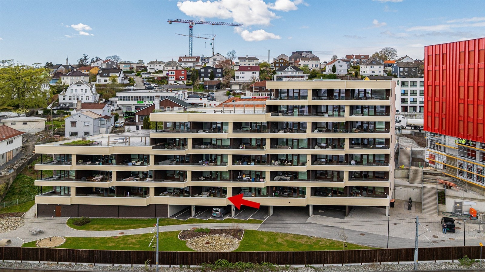 Nyere og meget flott leilighet beliggende i 2.etg fra østsiden og 1. etg fra inngangsparti.
To takterrasser på bygget og bod i u.etg. Sykkelparkering. Galleribilde