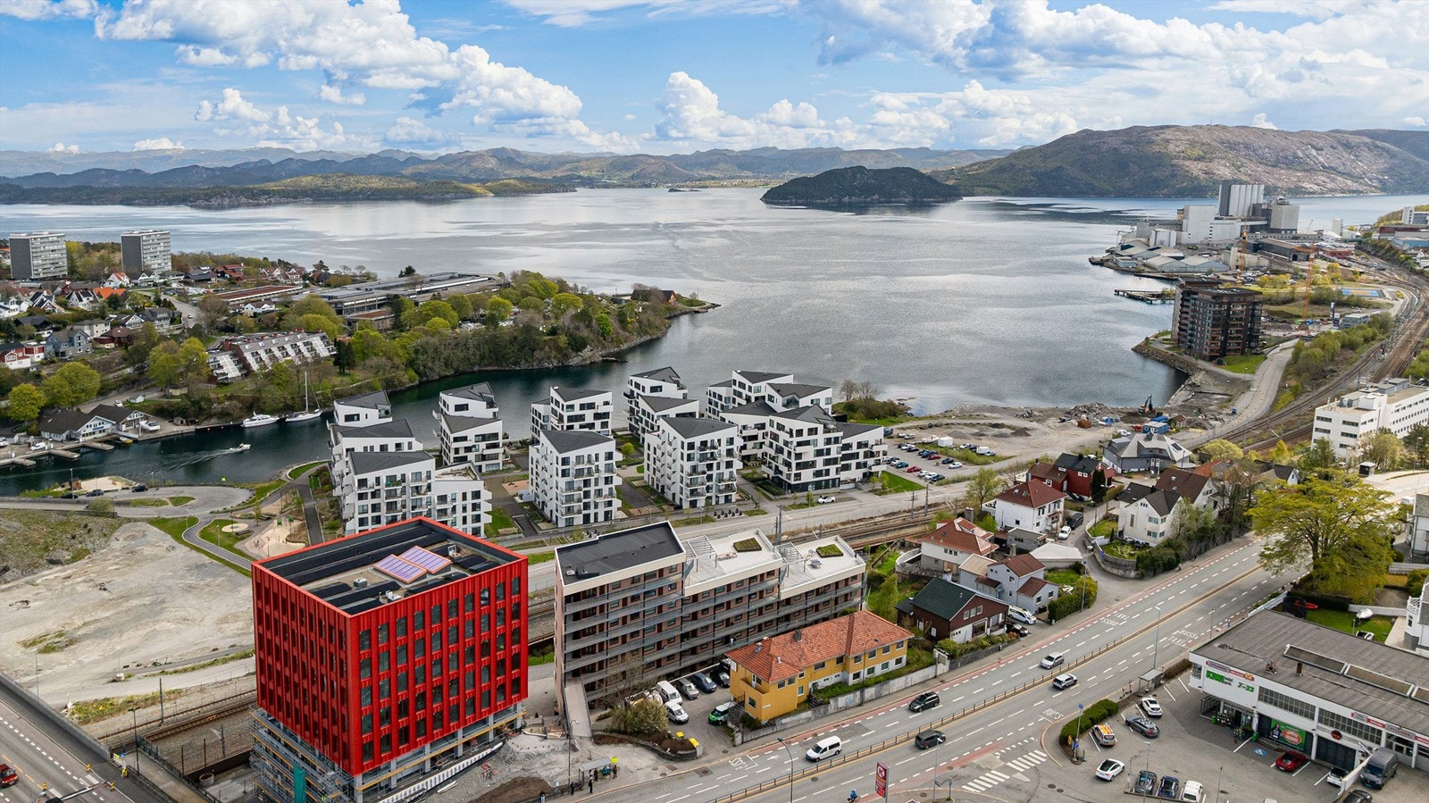 Rett ved blokken har man meget god offentlig kommunikasjon med hyppige bussavganger samt og tog. Galleribilde