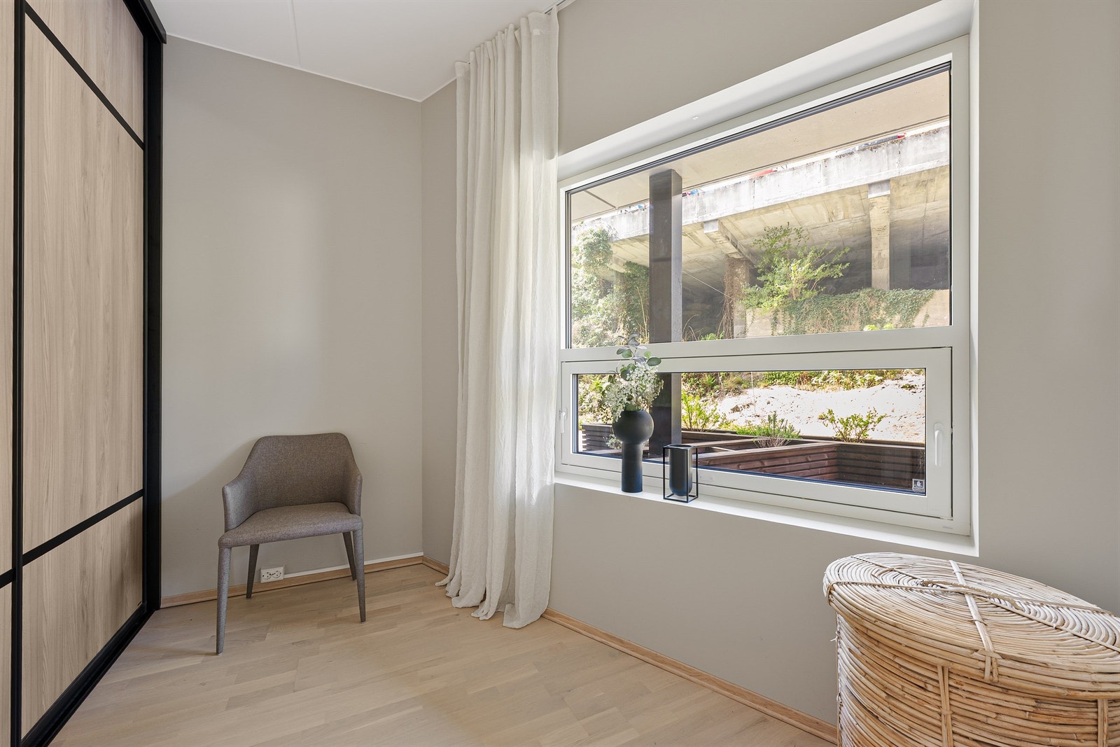 Soverom II har plass til seng og skap, eventuelt seng og kontorpult. Selger har valgt å sette inn en stor skyvedørsgarderobe i dette rommet. Galleribilde