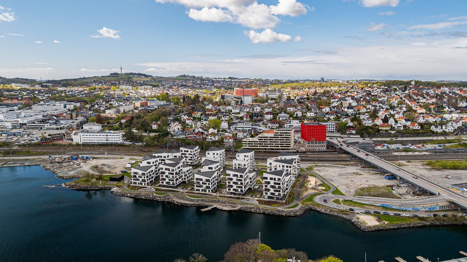 Kun et par min gange unna har man på Kilden kjøpesenter og dens servicetilbud som blant annet apotek, vinmonopol, dagligvarebutikker, shopping, kafeer m.m. Dagligvarebutikken KIWI er rett over veien fra blokken. Galleribilde
