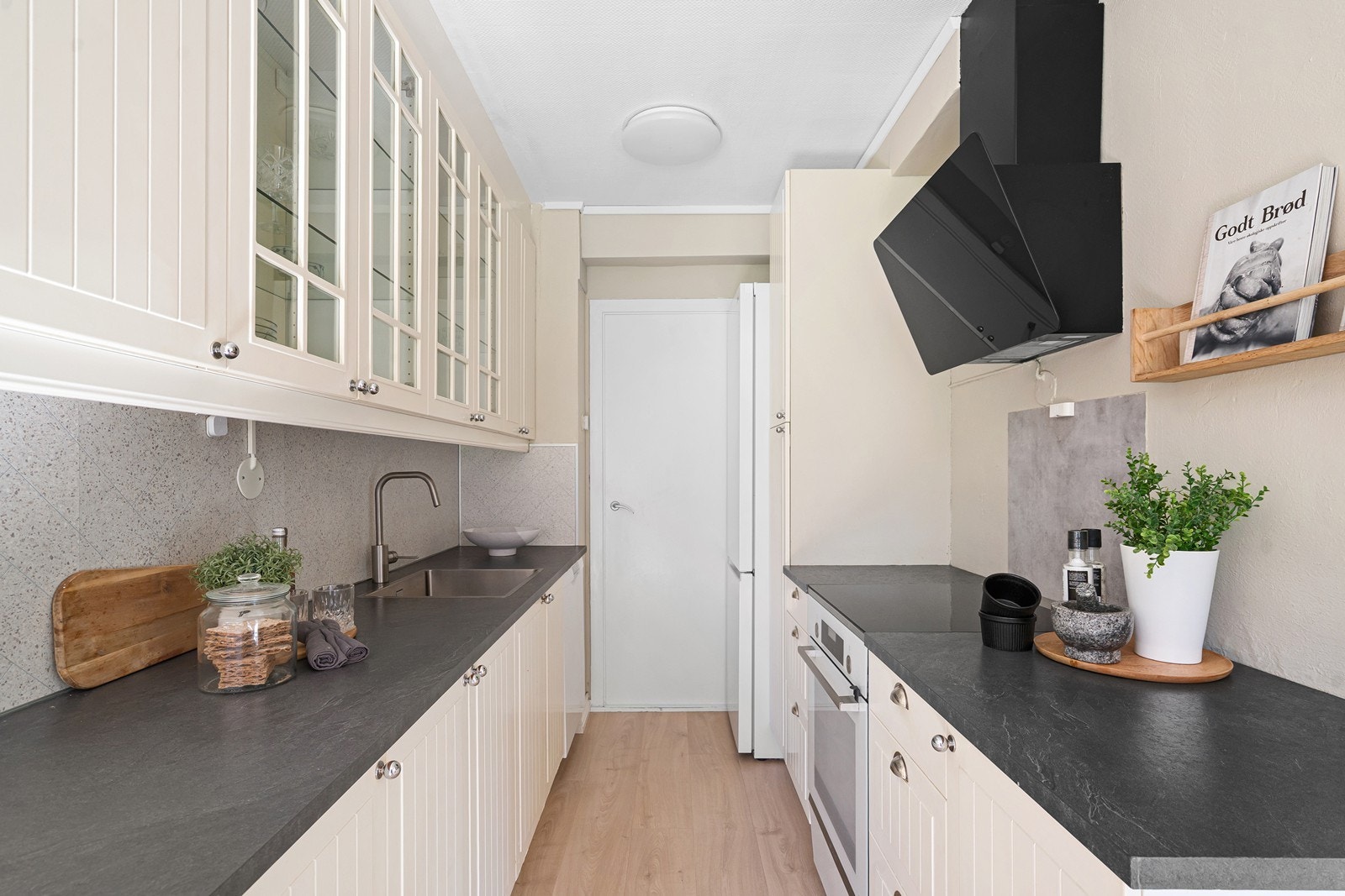 Flott kjøkkeninnredning med frittstående komfyr med stekeovn, oppvaskmaskin og kjøleskap - godt tilpasset en effektiv og sosial hverdag. Galleribilde