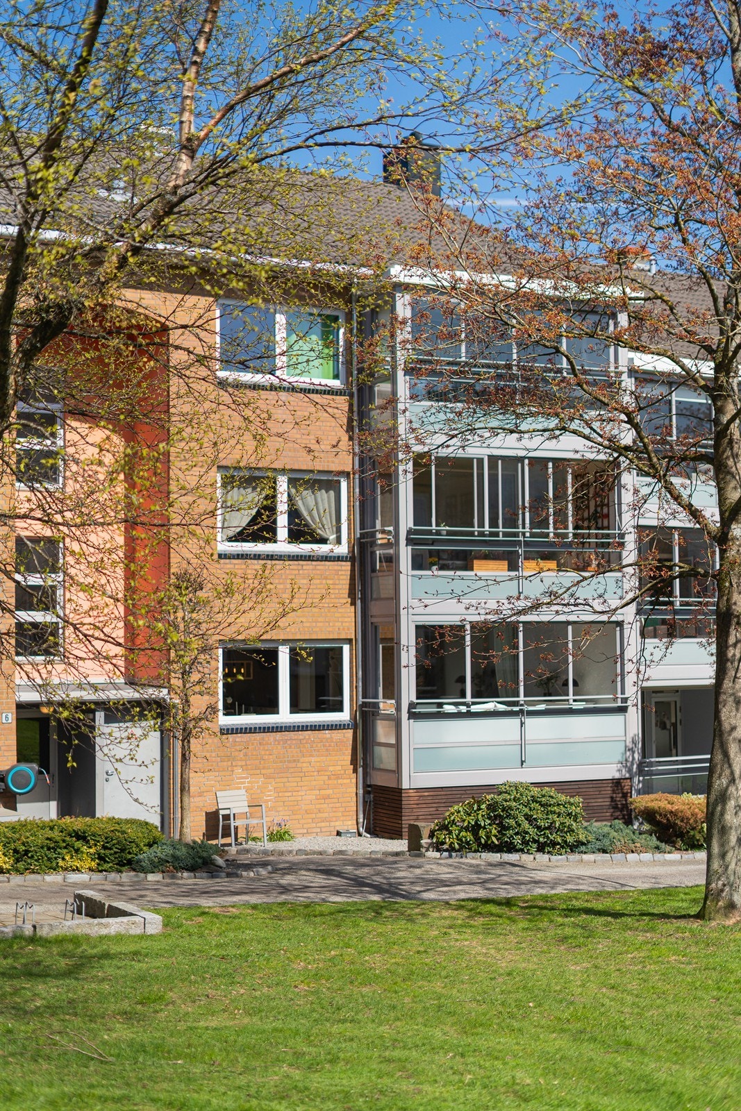 Praktisk førstetasjeleilighet som passer godt for familier med små barn. Den høye førsteetasjen gir redusert innsyn og en skjermet bokvalitet, med minimalt med ferdsel forbi. Galleribilde