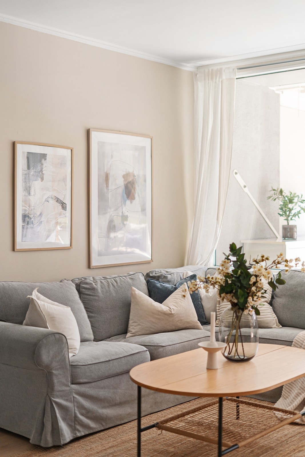 Store vinduer lar dagslyset strømme fritt inn i stuen og gir rommet en lys, åpen og nesten tidløs følelse. Galleribilde