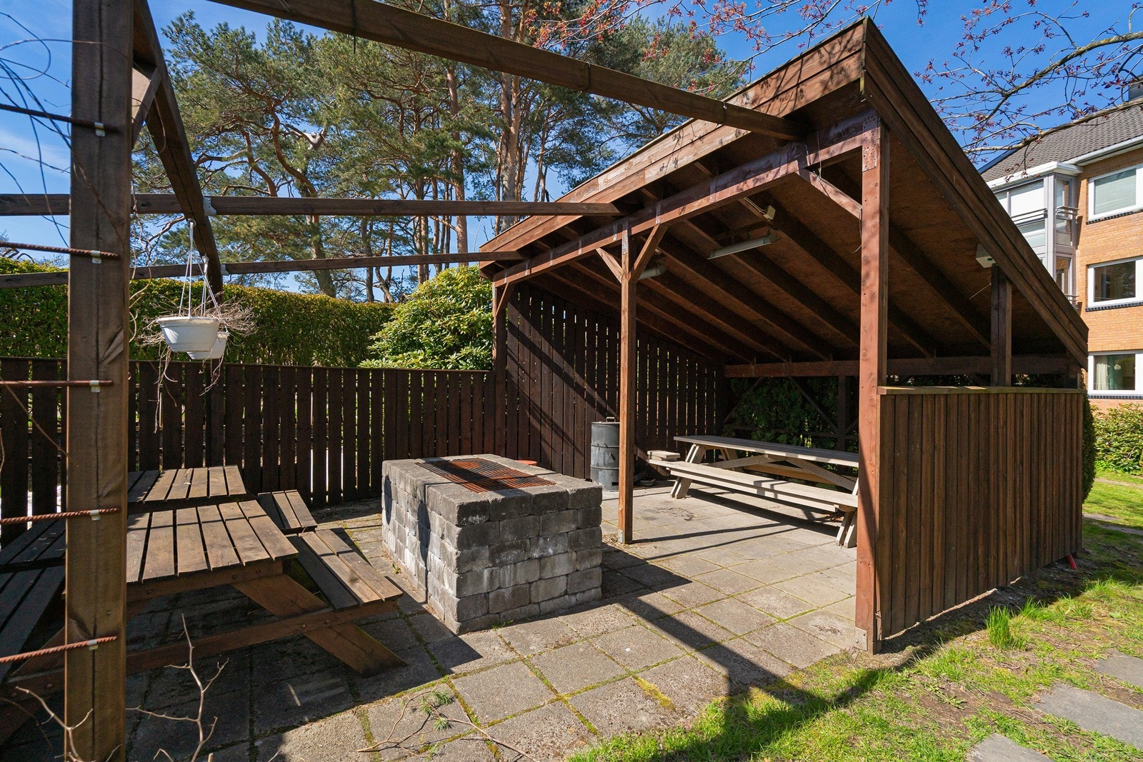 På borettslagets felles tomt er det tilrettelagt grillplass for felles bruk, utstyrt med varmeelementer som gjør området anvendelig også på kjøligere dager. Galleribilde