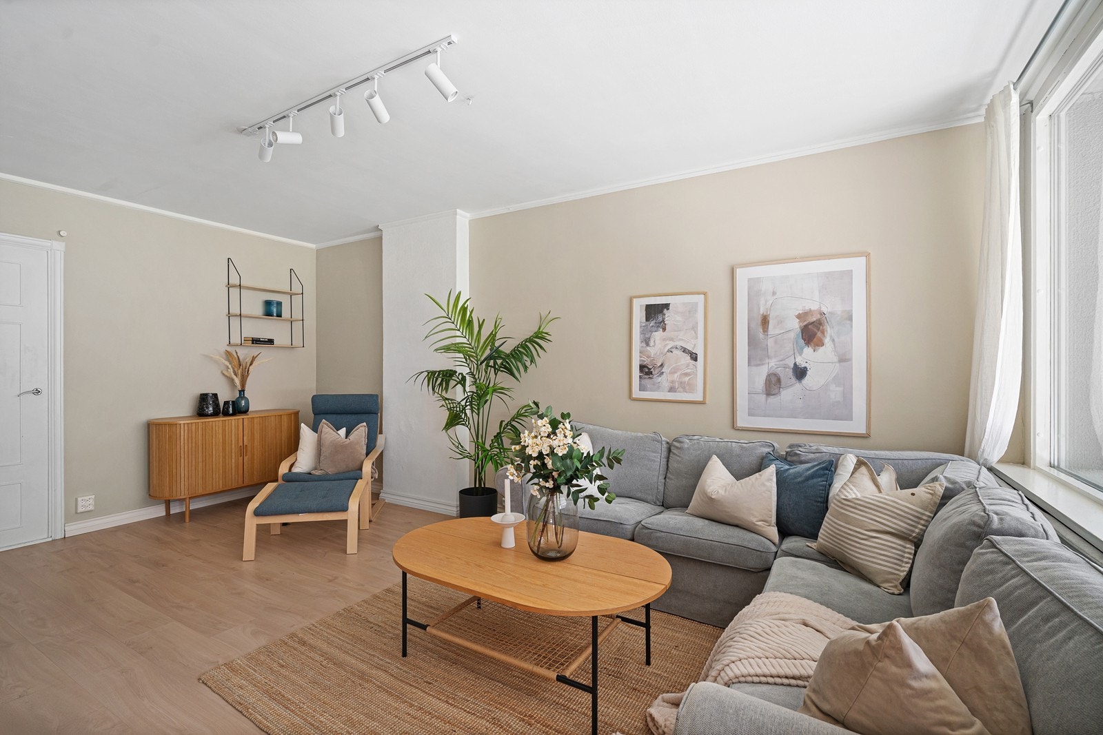 Stuen fremstår som åpen og romslig, med naturlig plass til stor sofagruppe og god plass til flere møbleringssoner. Galleribilde