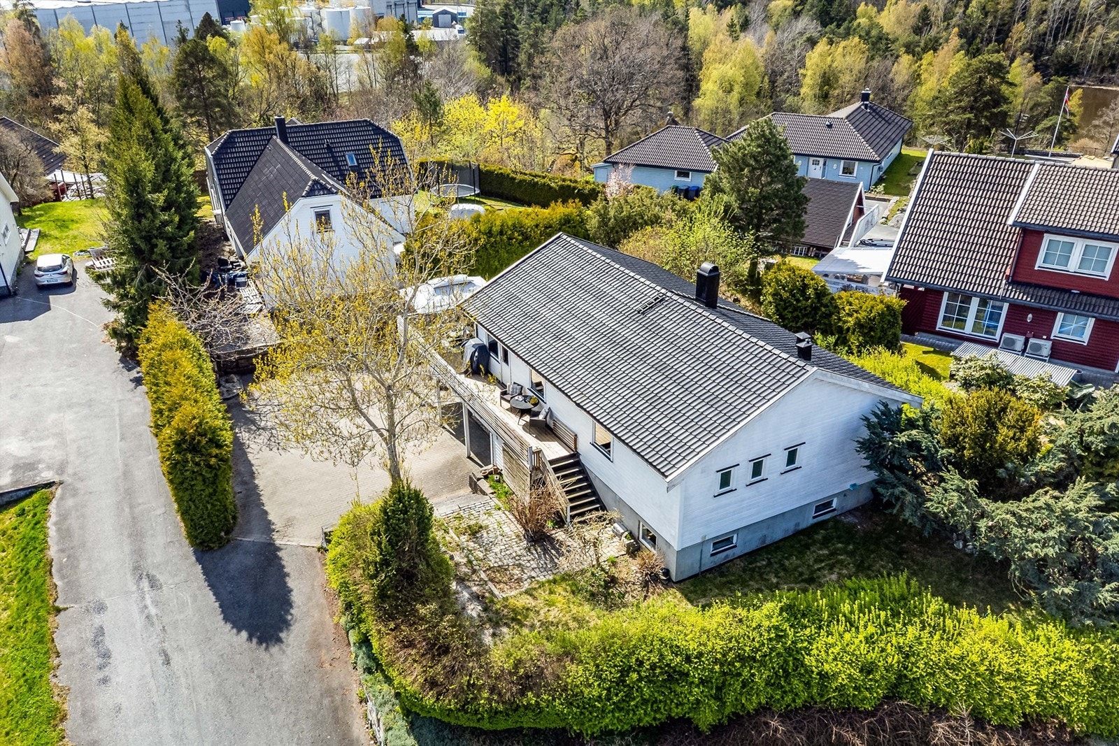 Tomten er festet og på 736 kvm. Festeavgiften er kr. 8.402,- pr. år og reguleres hvert 10. år iht. KPI, sist i 2023. Galleribilde