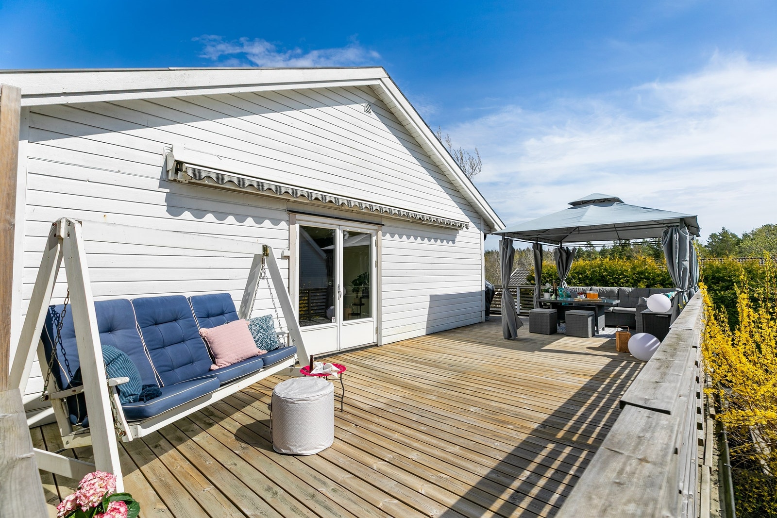 På terrassens sørside kan du sommerstid få med deg solen store deler av dagen. Galleribilde