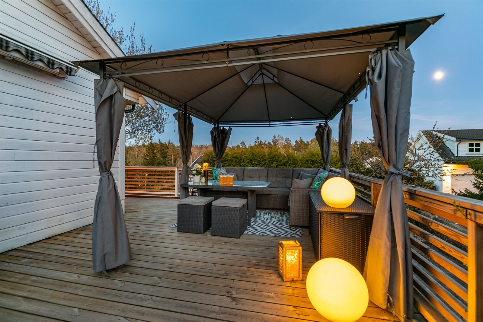 Med paviljong på terrassen får du tilgang til sval skygge på varme dager og et lunende tak over hodet på lyse sommerkvelder. Galleribilde