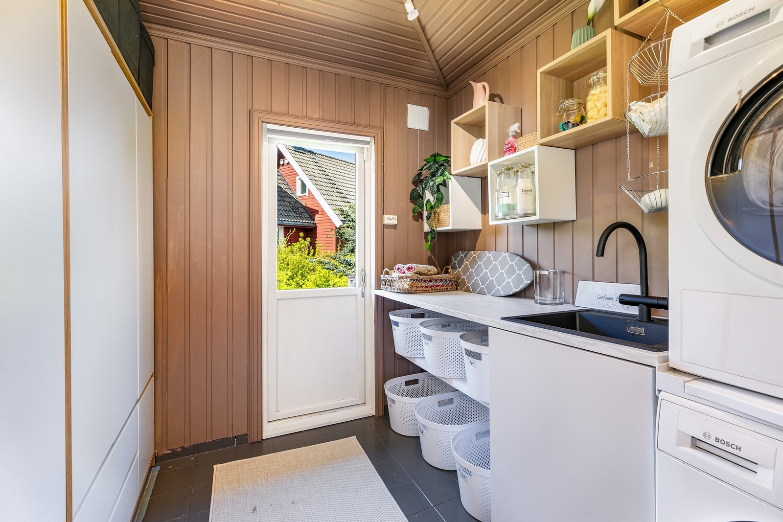 Badets tilstøtende vaskerom er også av eldre årgang og i helhet gitt TG 3, men funksjonelt. Dette er nylig malt og oppgradert med praktisk innredning fra Schmidt. Galleribilde