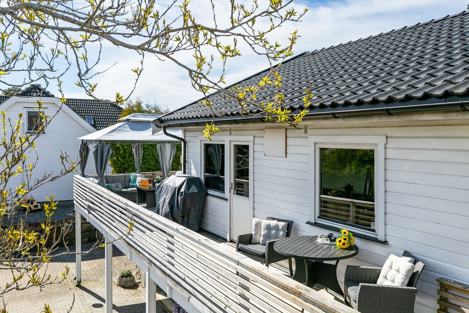 En nær 60 kvm. stor terrasse gir tilgang til solen fra tidlig morgen til sen kveld sommerstid. Galleribilde