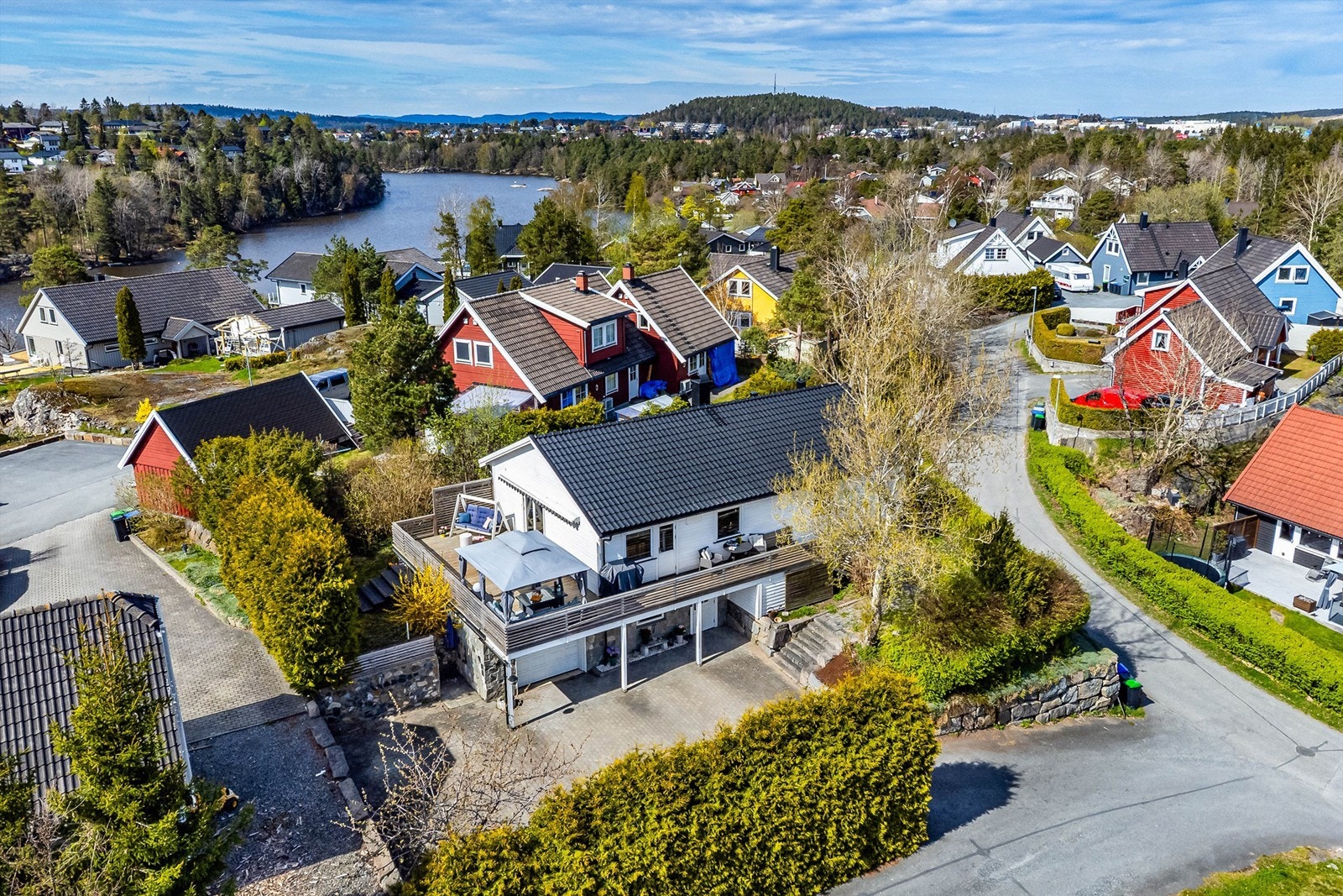 Denne eneboligen er oppført på en solfylt hjørnetomt, midt på det tilbaketrukne og meget familievennlige boligområdet Hanan - rett utenfor sentrum av Moss. Galleribilde