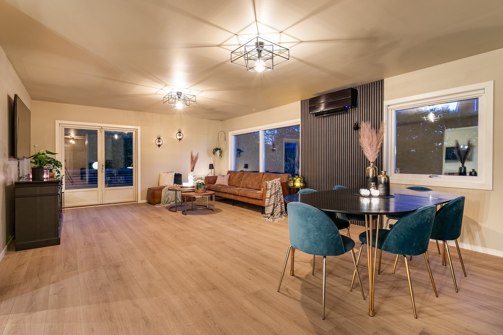 De fleste rom er nylig pusset opp, blant annet med nye laminatgulv. I stuen er også himling og vegger fornyet til glatte flater og malt helhetlig i samme farge. Galleribilde