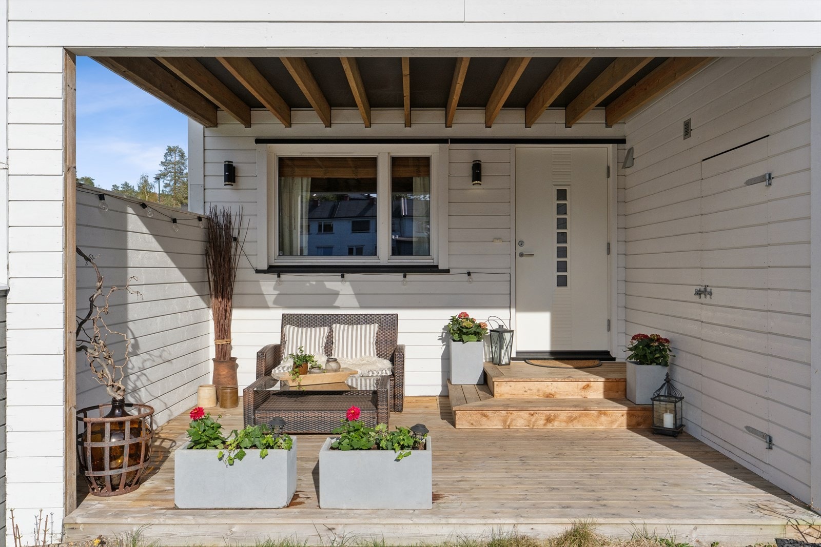 Terrasse utenfor inngangspartiet og tilgang til utebod. Galleribilde