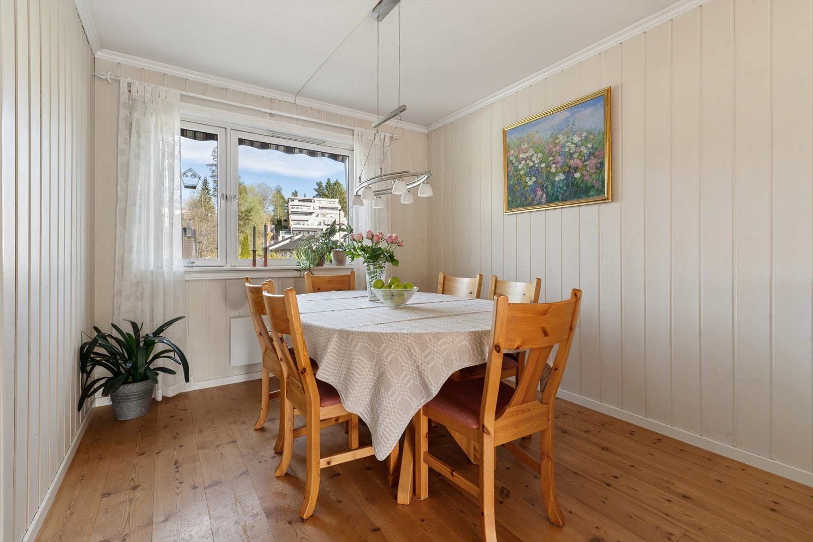 Stuen kan deles inn i flere soner. Her plass til spisebord. Galleribilde
