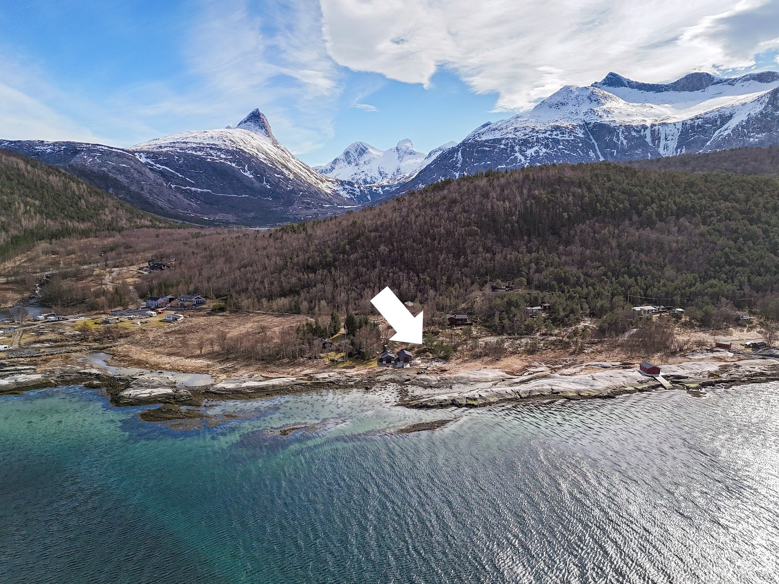 Eiendommen har egen ubebygd nausttomt nede ved havet Galleribilde