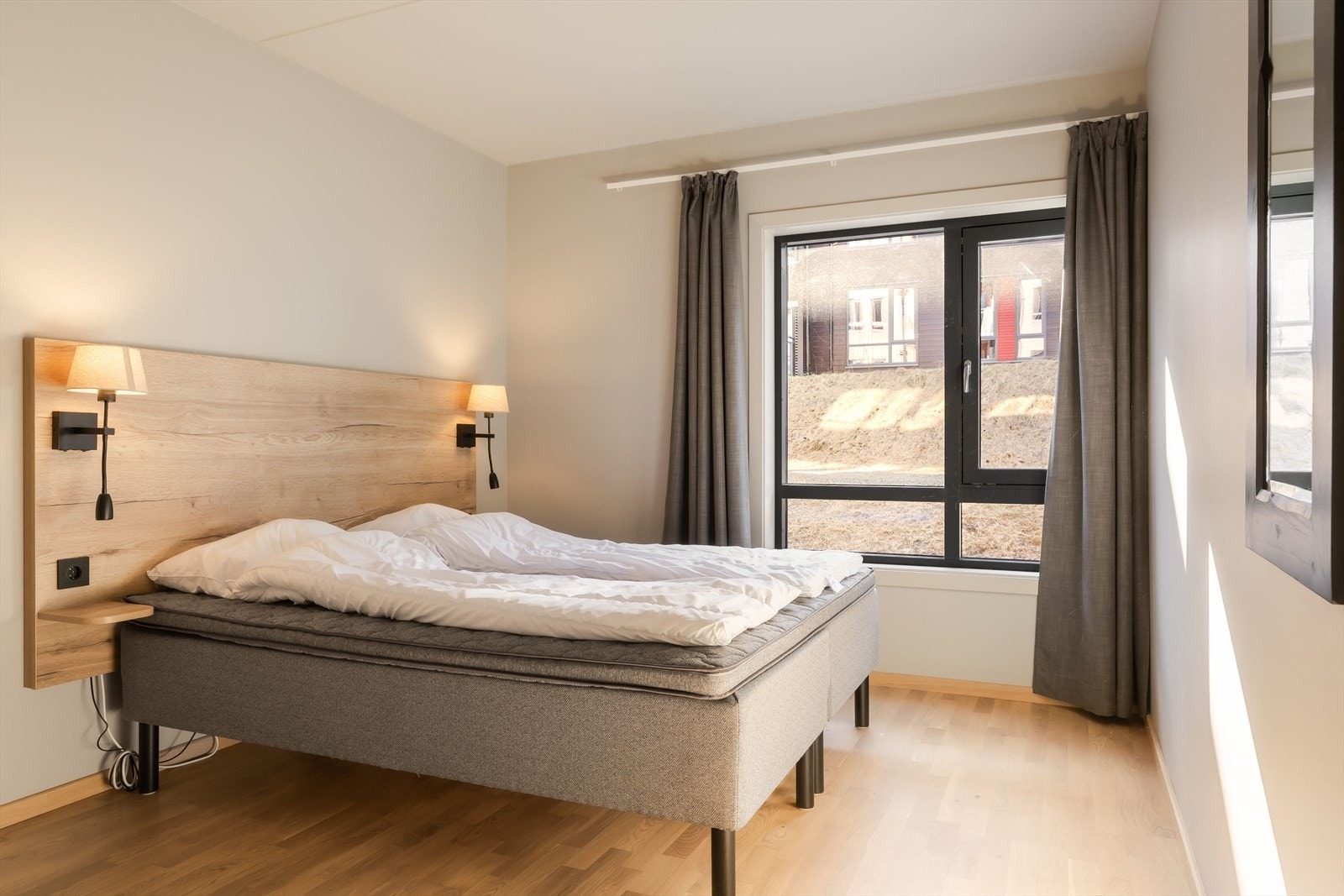 Romslig hovedsoverom med god plass til dobbeltseng og garderobeskap. Galleribilde