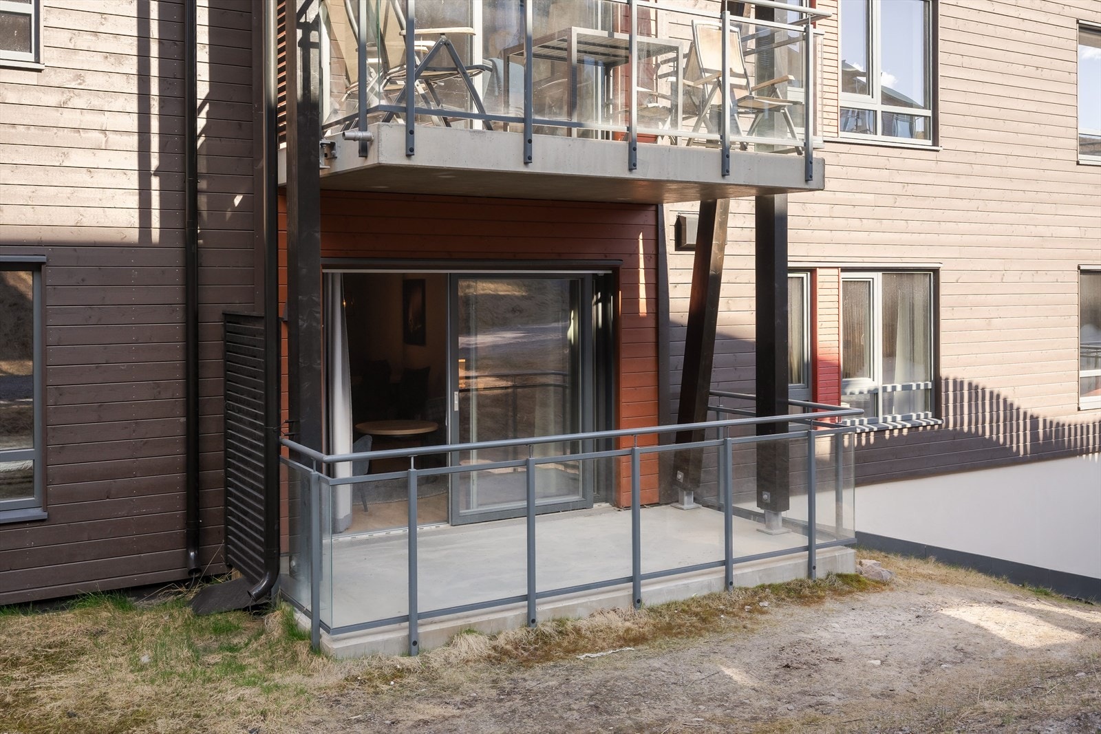 Fra stuen er det utgang til en overbygget balkong. Her bor du med umiddelbar nærhet til alpinanlegget. Galleribilde
