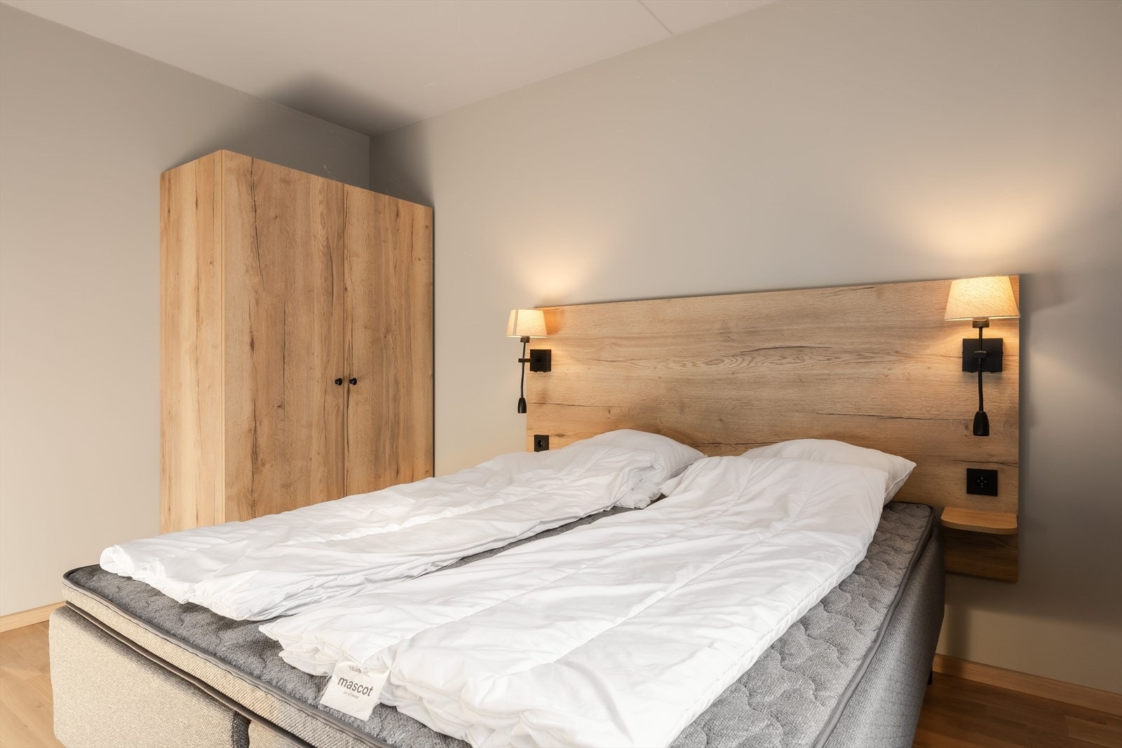 Vinduene er 2-lags energiglass fra 2019, med rammer i tre og utvendig aluminiumsbekledning. Galleribilde