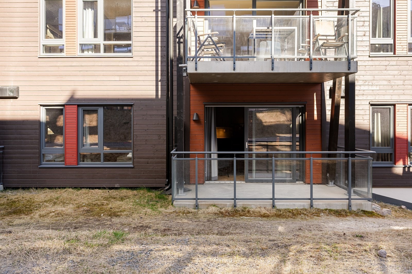 Balkongen på 8 m² er overbygget og har rekkverk i glass og metall. Galleribilde