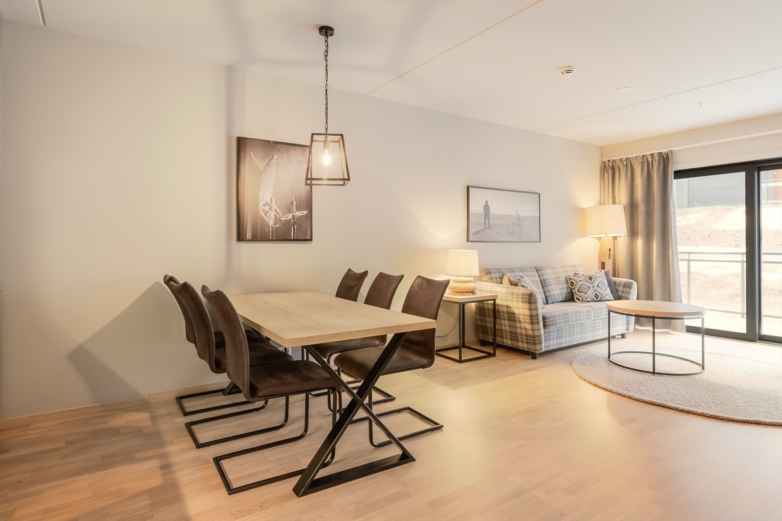 Den åpne løsningen mellom stue og kjøkken gir god plass til både spisebord og sofagruppe. Galleribilde