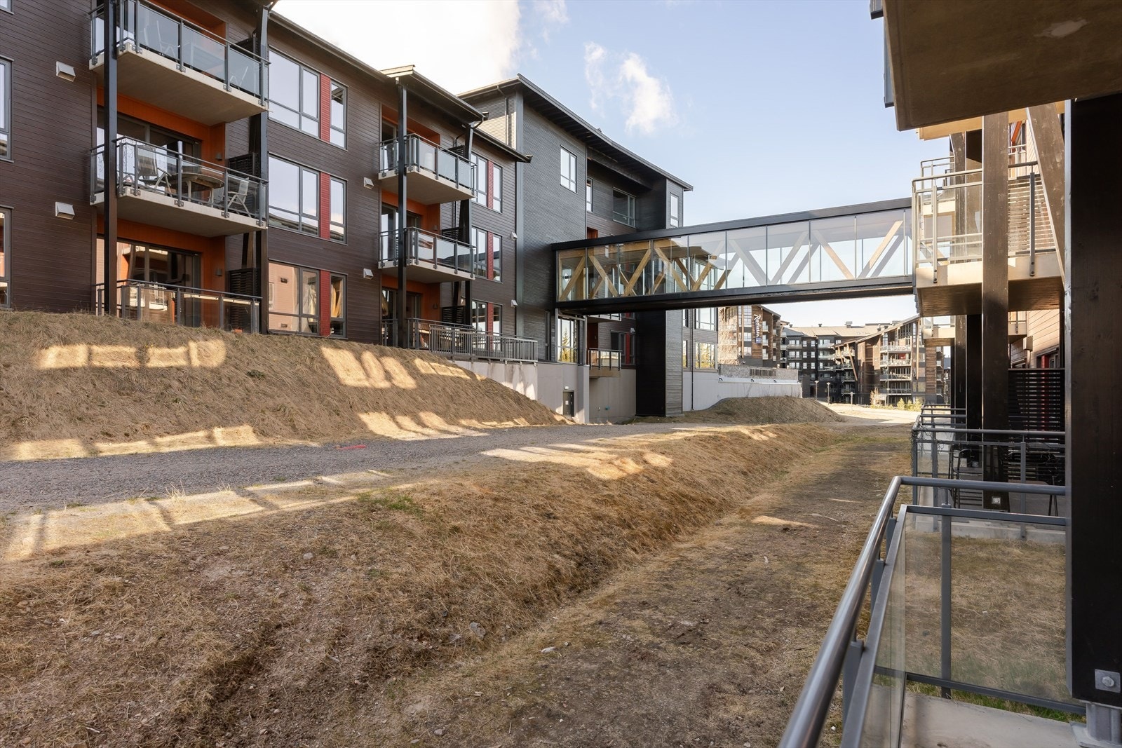 Bygget er fra 2020 og har en moderne arkitektur tilpasset fjellandskapet. Galleribilde