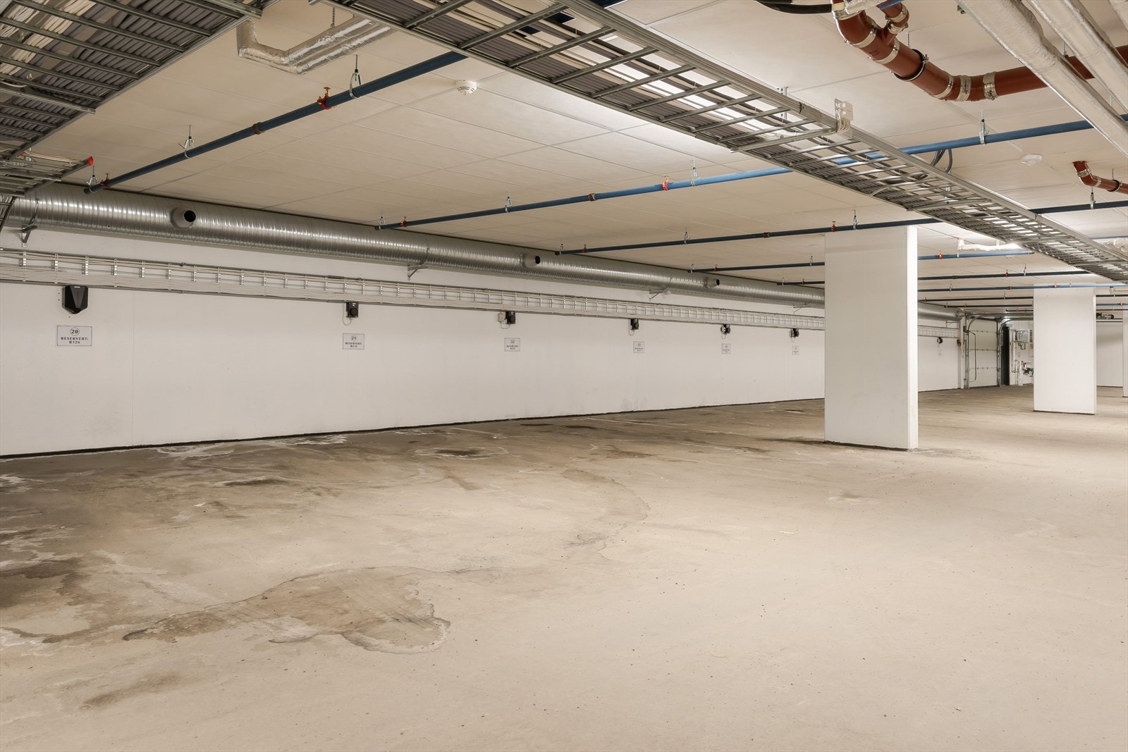 Leiligheten disponerer en garasjeplass med ladestasjon og carport. Galleribilde
