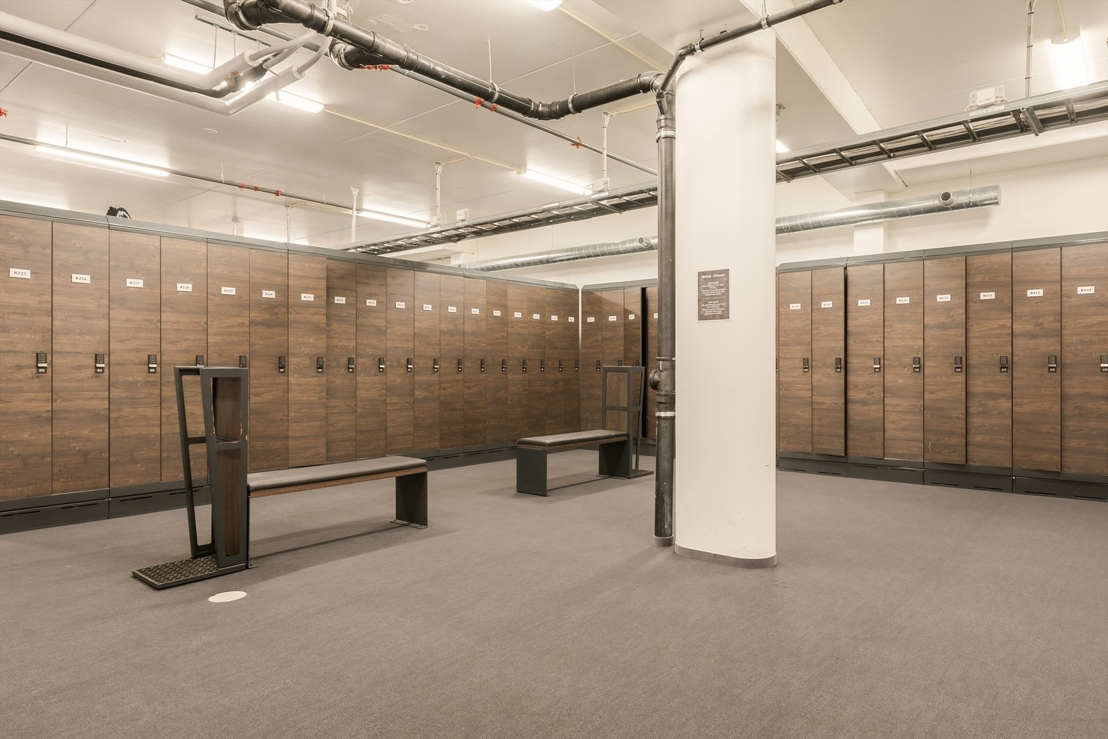 Til leiligheten medfølger en privat sportsbod på 5 m² og bruksrett til ett skiskap i fellesanlegget. Galleribilde
