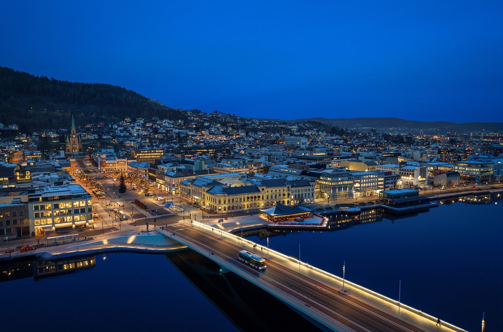 Fra leiligheten er du via den nye bybroa over på togstasjonen på kun få minutter Galleribilde