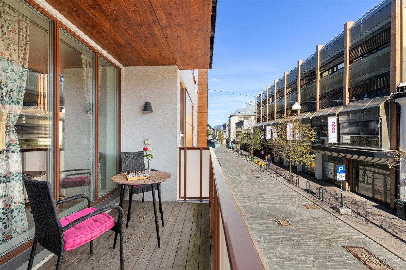 Hyggelig veranda med plass for cafémøblement Galleribilde
