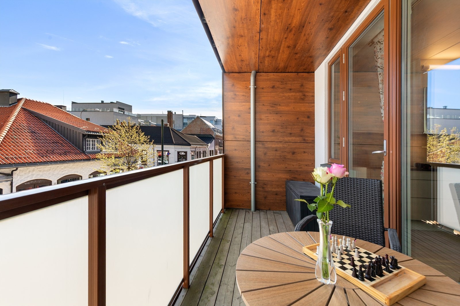 Dette er en lys og flott 3-roms leilighet med gjennomgående planløsning med uteplass på hver side Galleribilde