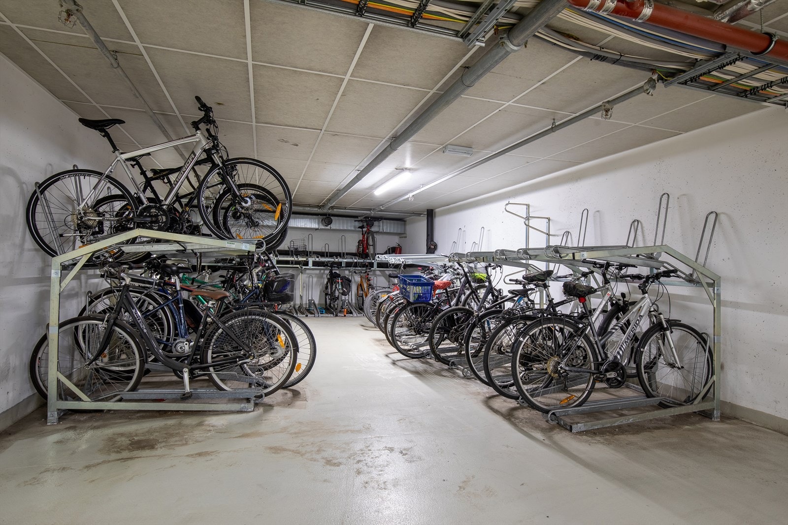 Sykkelparkering ved garasjekjeller Galleribilde