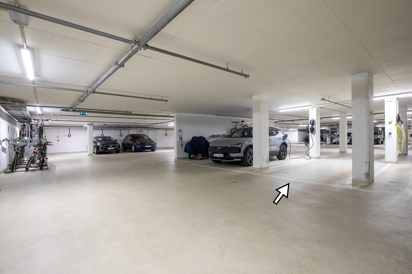 Det medfølger en parkeringsplass i felles garasjekjeller med mulighet for elbillading via Aneo (abonnementsløsning) Galleribilde