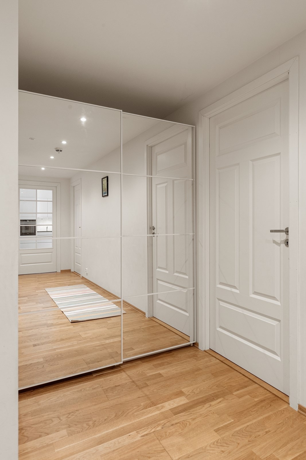 Det er også plass for ekstra oppbevaring i skyvedørsgarderobe i hall Galleribilde