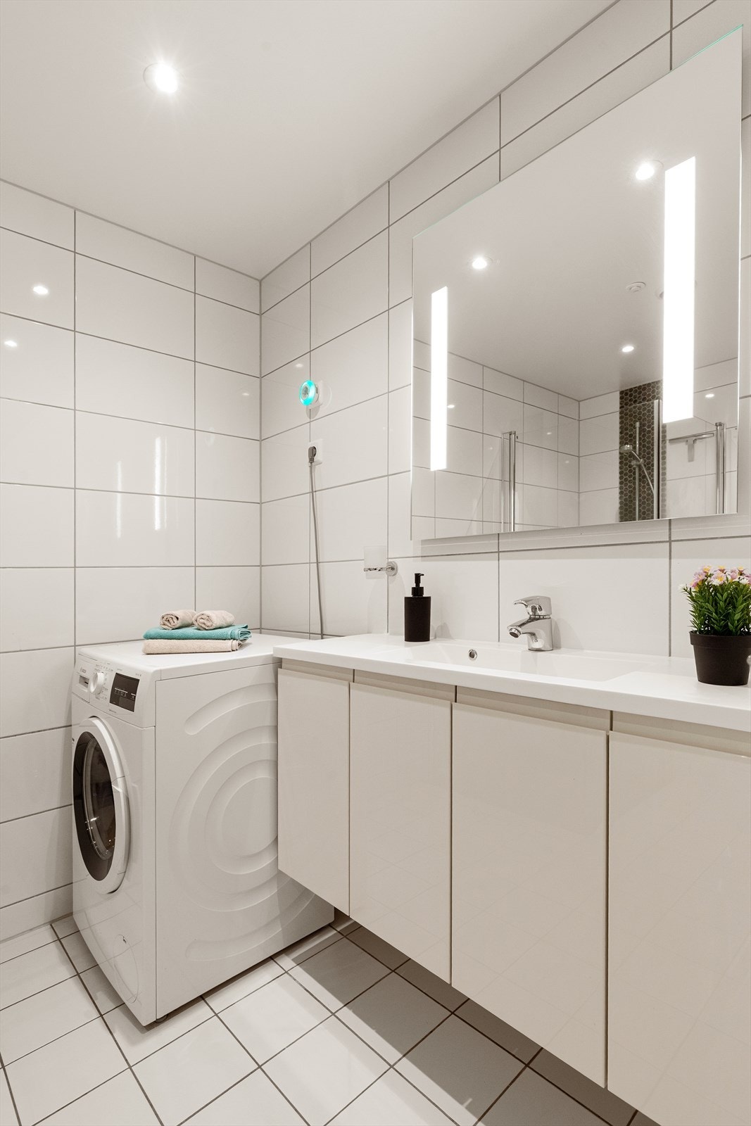 Vegghengt servantinnredning med godt med lagringsplass, samt opplegg for vaskemaskin Galleribilde