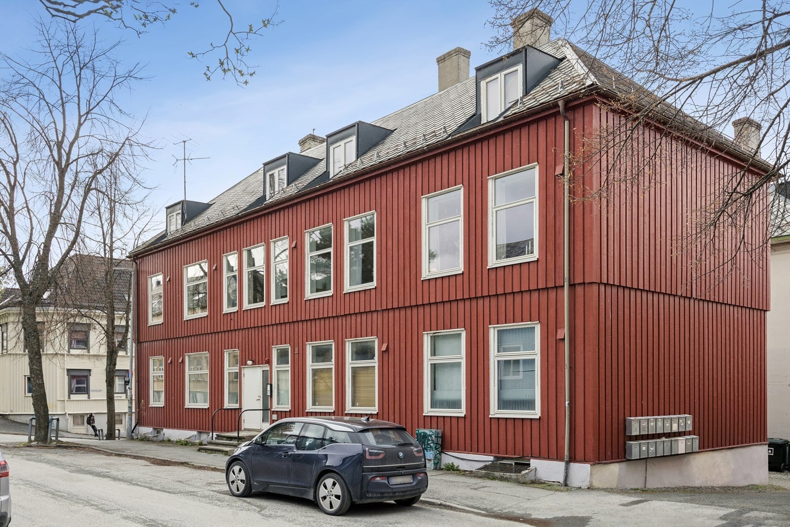 Fasade mot Weidemanns vei, inngang til leiligheten via bakgård. Galleribilde