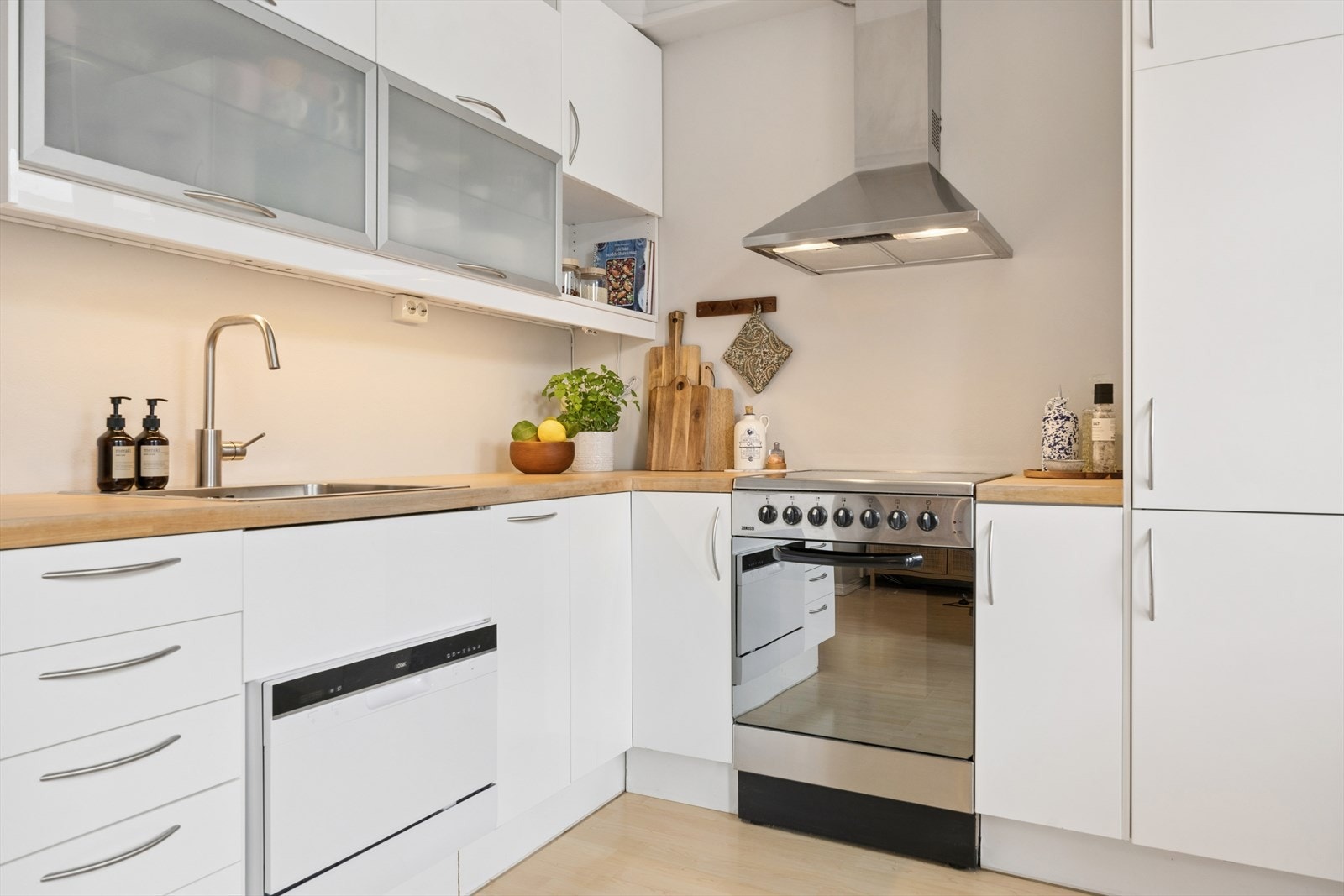 Kjøkken med integrert kombiskap (kjøl og frys), oppvaskmaskin og komfyr følger med i handelen. Galleribilde