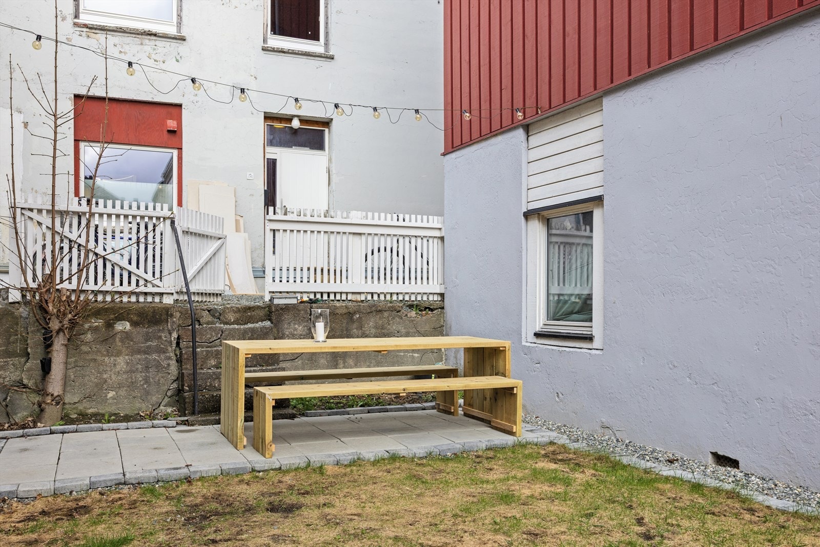 Skjermet bakgård med gressplen og utemøbler Galleribilde