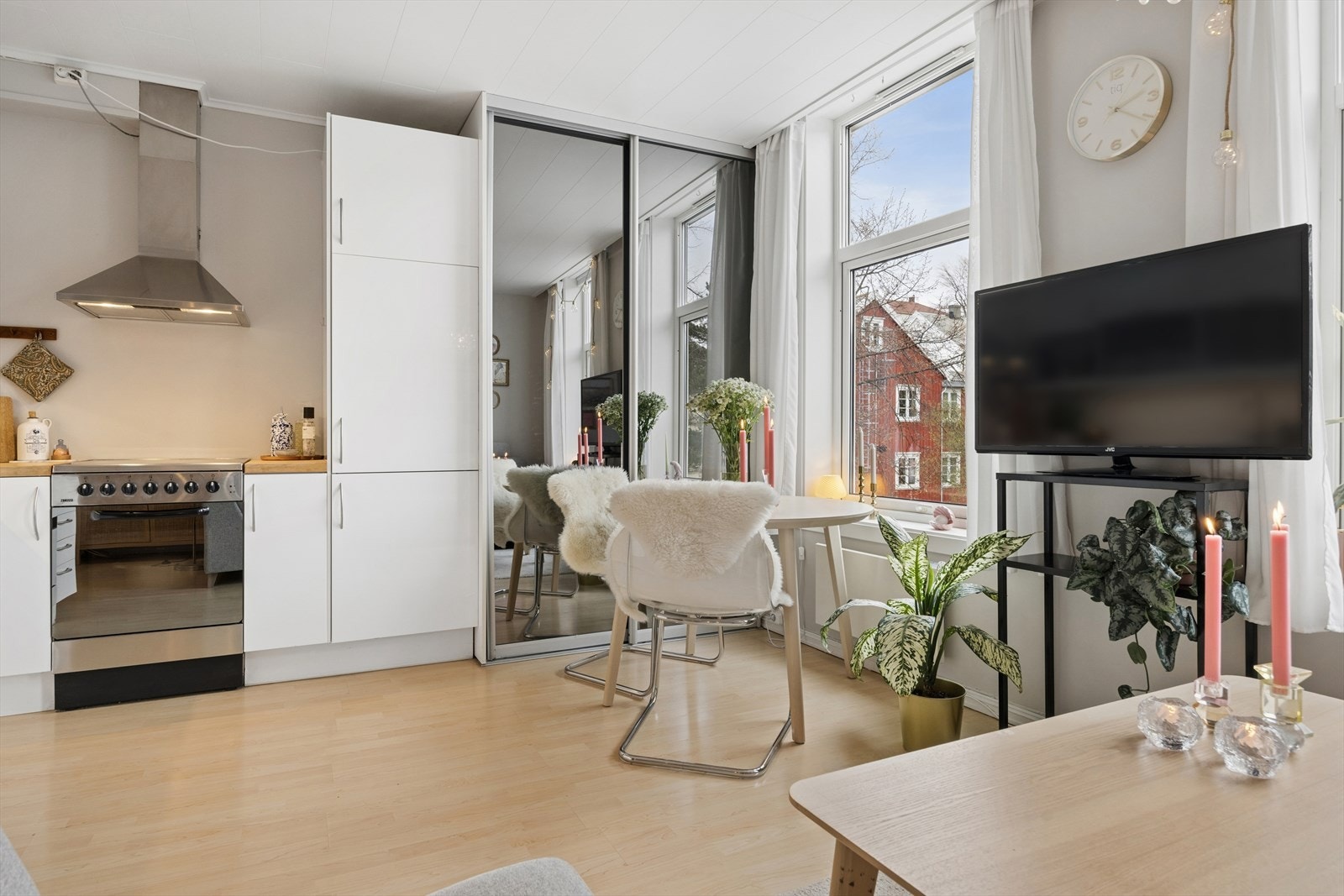 Det er plass til spisebord ved vindu mellom kjøkken og stue Galleribilde