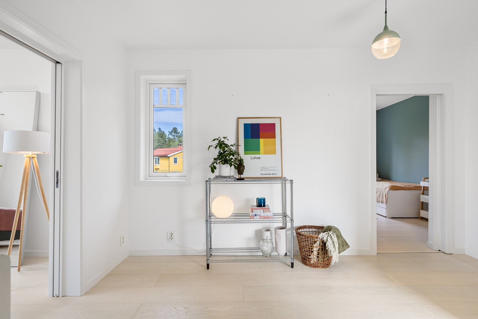 Pen gang med god plass til diverse møblement. Boligen har en familievennlig planløsning med tre soverom og bad samlet på samme plan. Galleribilde