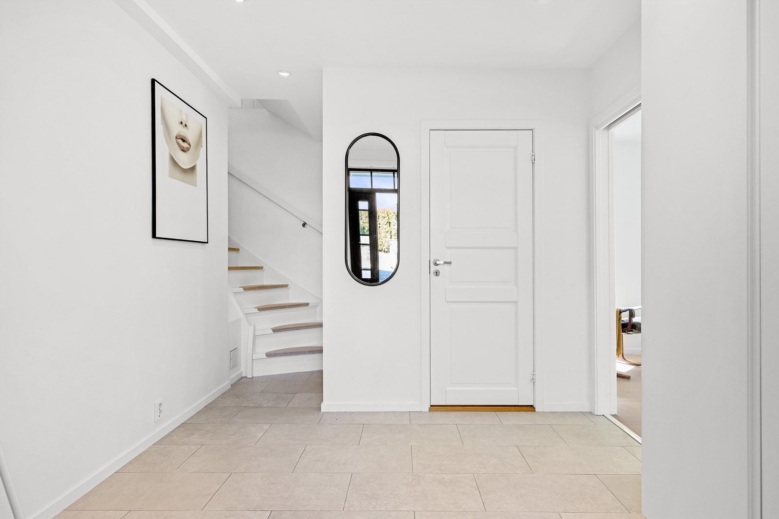 Innbydende og romslig entré. Galleribilde