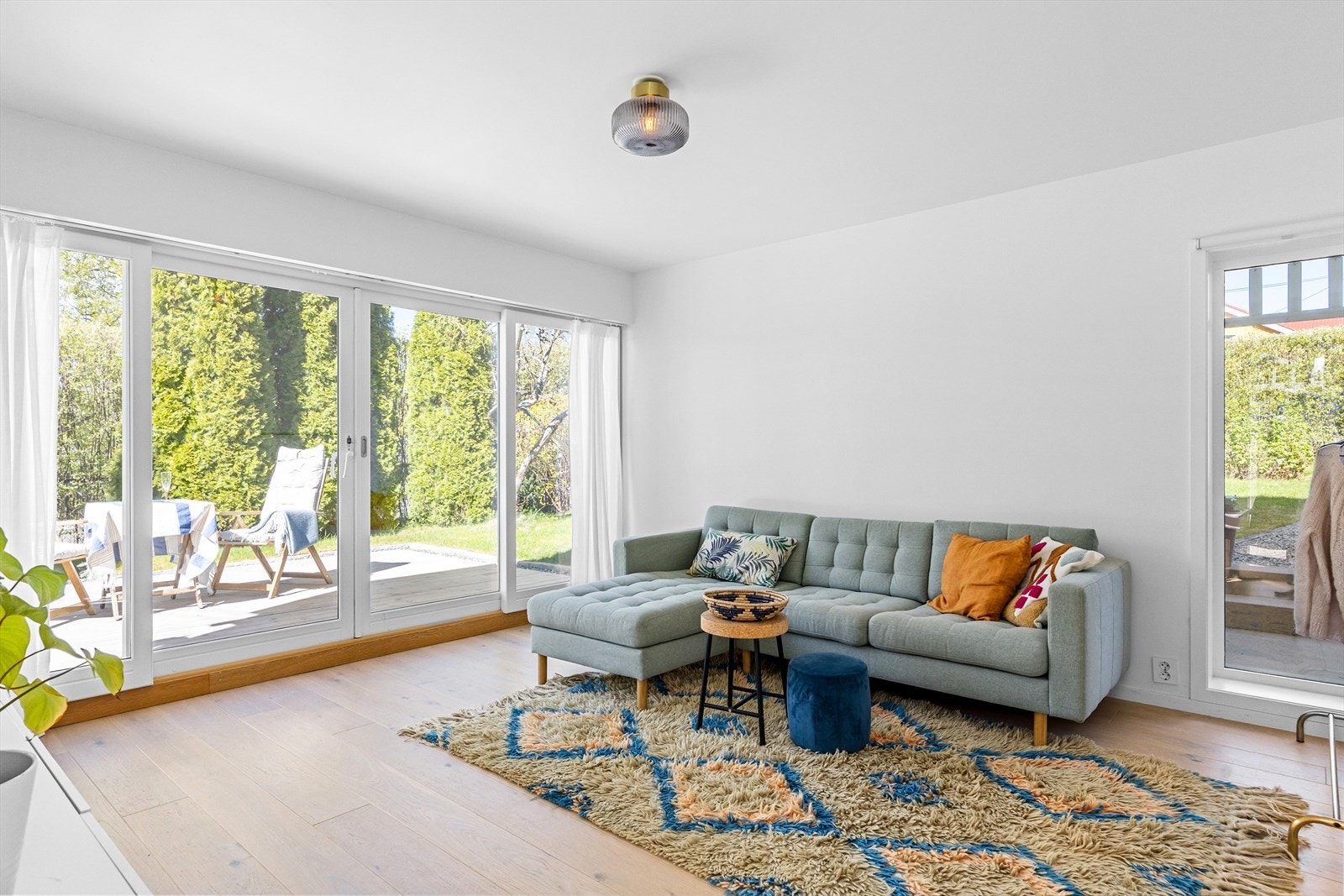 Pen og moderne TV-stue med god plass til sofa og annet møblement. Galleribilde